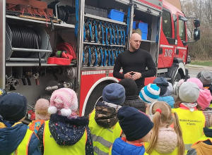 Dzieci oglądają wyposażenie samochodu strażackiego